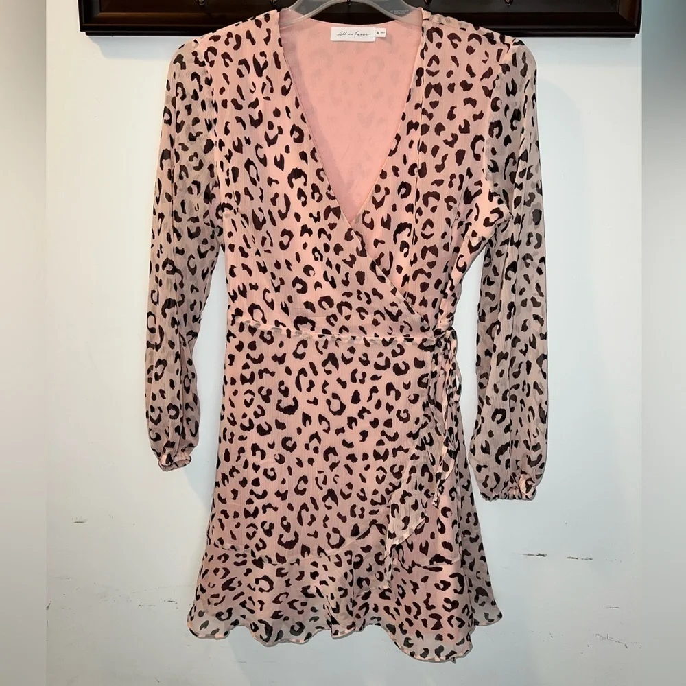All in Favor Ladies Light Pink Leopard Print Dress Size Medium - Picture 2 of 6